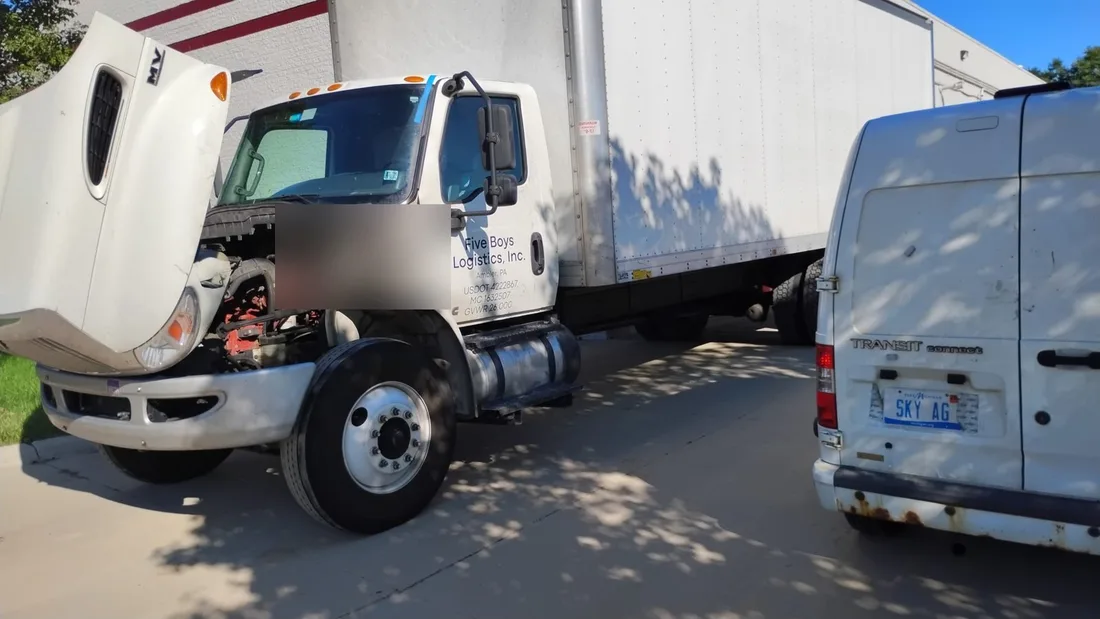Commercial box truck windshield replacement